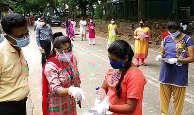 நீட், ஜே.இ.இ. தேர்வு எழுதாத மாணவர்களுக்கு மறுதேர்வு: உச்சநீதிமன்றத்தில் பொதுநல மனு தாக்கல்