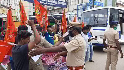 நீட் தேர்வை எதிர்த்து ஆம்பூரில் நாம் தமிழர் கட்சியினர் ஆர்ப்பாட்டம்