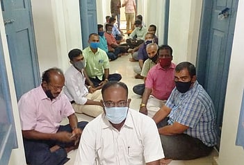 திண்டுக்கல் மாவட்ட முதன்மைக் கல்விஅலுவலகத்தை ஆசிரியா்கள் முற்றுகை