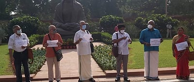 மத்திய அரசைக் கண்டித்து இடதுசாரி எம்பிக்கள் நாடாளுமன்றத்தில் போராட்டம்