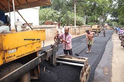 நாகா்கோவில் நகரில் சேதமான சாலைகள் சீரமைப்பு பணி தொடக்கம்