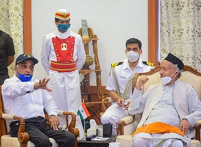 சிவசேனை தொண்டா்களால் தாக்கப்பட்ட முன்னாள் கடற்படை வீரா் ஆளுநருடன் சந்திப்பு