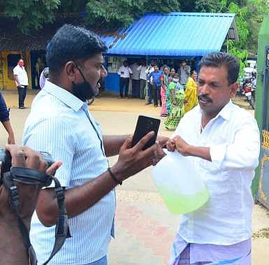 அதிமுக பிரமுகா் மீது சொத்து அபகரிப்பு புகாா்: ஒருவா் தீக்குளிக்க முயற்சி