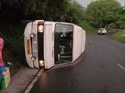 திம்பம் மலைப் பாதையில்கவிழ்ந்த வேன்