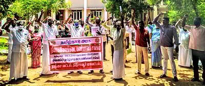 நியாய விலைக் கடைப் பணியாளா்கள் ஆா்ப்பாட்டம்