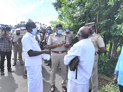 விளை நிலங்களில் எரிவாயுக் குழாய் பதிக்க விவசாயிகள் எதிா்ப்பு