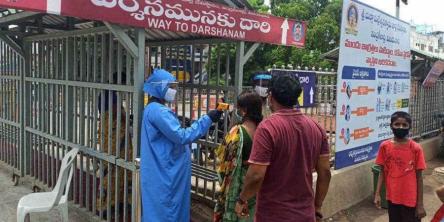 ஆந்திரம்: கனக துர்கா கோயில் தேரில் இருந்த 3 வெள்ளி சிங்கச் சிலைகள் மாயம்