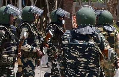 குஜராத்தில் இருந்து தில்லி நோக்கி சிஆர்பிஎஃப் சிறப்பு வீரர்கள் பேரணி