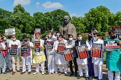 நாடாளுமன்ற வளாகத்தில் எதிர்க்கட்சிகள் போராட்டம்