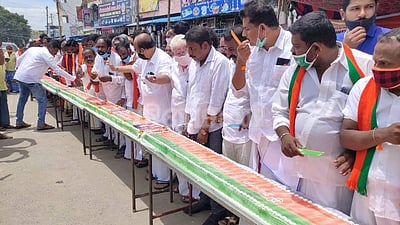 மோடி பிறந்த நாள்: கிருஷ்ணகிரியில் 70 அடி நீள கேக் வெட்டி பாஜக கொண்டாட்டம்