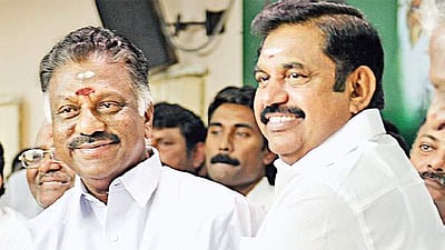 கடற்படை விமானத்தை இயக்கும் பெண்கள்: முதல்வா், துணை முதல்வா் பாராட்டு