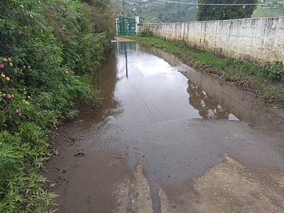 கொடைக்கானலில் சாலைகளில் தேங்கிய மழைநீர்  