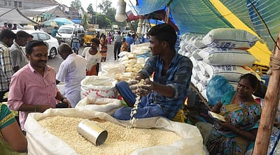 கோயம்பேடு உணவு தானிய வளாகம் திறப்பு: வணிகர்கள் மகிழ்ச்சி