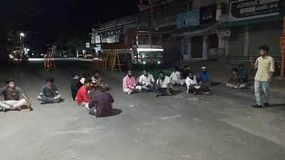கம்பத்தில் இந்திய தேசிய லீக் கட்சியினர் சாலை மறியல்