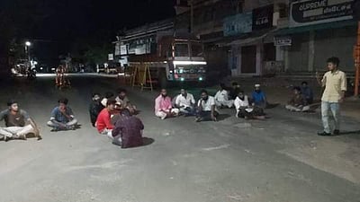 கம்பத்தில் இந்திய தேசிய லீக் கட்சியினர் சாலை மறியல்