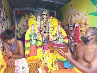 திருப்பதி குடை: பெரியபாளையத்தில் பக்தர்கள் சுவாமி தரிசனம்