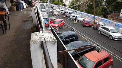 கொடைக்கானல் நகர்ப் பகுதிகளில் இருபுறமும் வாகனங்கள் நிறுத்துவதால் போக்குவரத்துக்கு சிரமம்