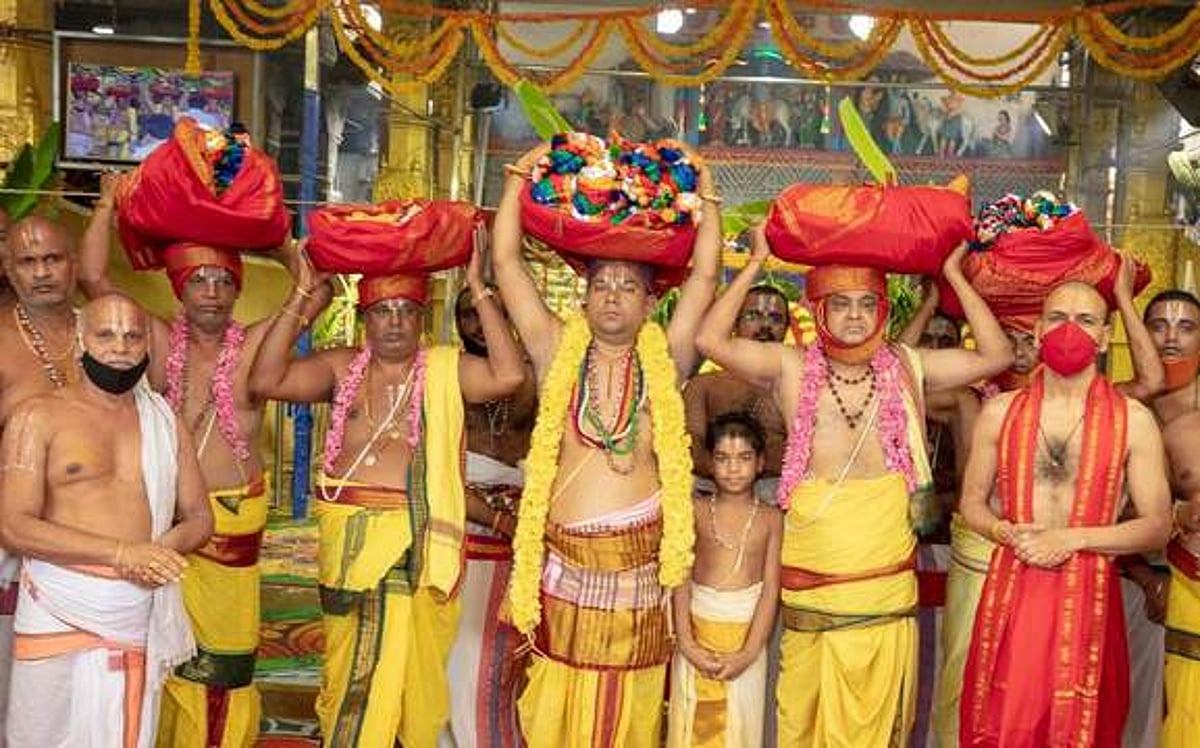 பவித்ரோற்சவம்:பவித்ர மாலைகளுடன் வலம் வந்த பத்மாவதி தாயாா்