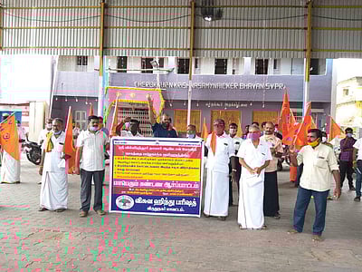 ஸ்ரீவில்லிபுத்தூர் ஆண்டாள் கோவில் முன்பு விசுவ ஹிந்து பரிஷத் அமைப்பினர் ஆர்ப்பாட்டம்