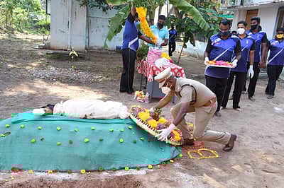 கடலூரில் இறந்த மோப்ப நாய்க்கு காவல்துறையினர் மரியாதை
