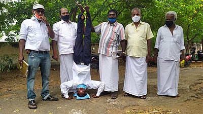 கோவில்பட்டியில் யூரியா உரம் பதுக்கலை தடுக்க வலியுறுத்தி நூதனப் போராட்டம்