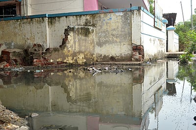 விருதுநகா் மாவட்ட மைய நூலகம் அருகே கழிவுநீா் தேக்கம்