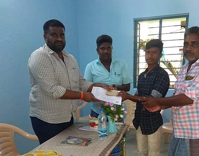 ஏழை மாணவர்களின் மூன்றாண்டு கல்லூரிப் படிப்பு செலவை ஏற்ற ஊராட்சி மன்றத் தலைவர்; பொதுமக்கள் பாராட்டு