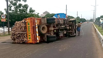 லாரி கவிழ்ந்து விபத்து: ஓட்டுநா் காயம்