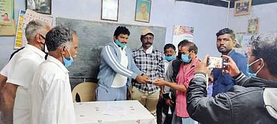 மலை கிராமத்திற்கு 10 கி.மீ. தூரம் நடந்தே சென்று சாா்-ஆட்சியா் ஆய்வு