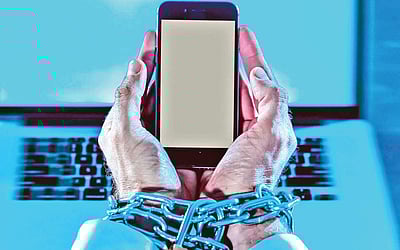 கைவிலங்கல்ல...  சமூக வலைதளம்!