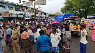 இறந்த பெண்ணின் உடலை தராததால் ஸ்ரீவில்லிபுத்தூர் மதுரை- கொல்லம் தேசிய நெடுஞ்சாலையில் மறியல் 