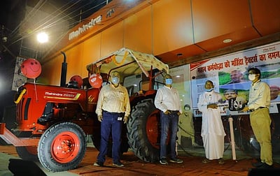 30 ஆண்டுகளாக 3 கி.மீ கால்வாய் அமைத்த விவசாயிக்கு டிராக்டர் பரிசளித்த மஹிந்திரா நிறுவனம்