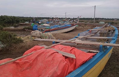 அதிராம்பட்டினம்  கடல் பகுதியில் அதிவேகமாக வீசிய காற்றுவெறிச்சோடிய துறைமுகங்கள்