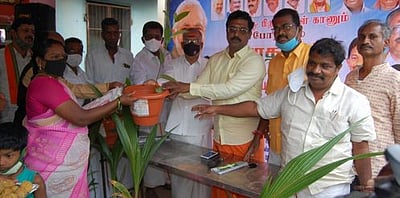 பொதுமக்களுக்கு மரக்கன்றுகள் வழங்கல்