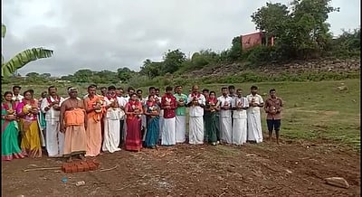 மழை வேண்டி ஏரியில் கிராம மக்கள் சிறப்பு பூஜை