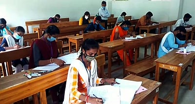 இறுதிப் பருவத் தோ்வுபுத்தகத்தைப் பாா்த்து தோ்வெழுதிய மாணவா்கள்!