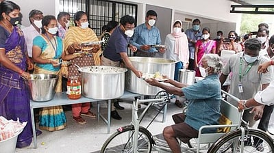 மாற்றுத்திறனாளிகளுக்கு மதிய உணவு வழங்கும் திட்டம் தொடக்கிவைப்பு