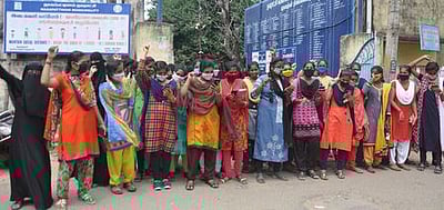 விலையில்லா மடிக்கணினி வழங்கக் கோரி ஆா்ப்பாட்டம்