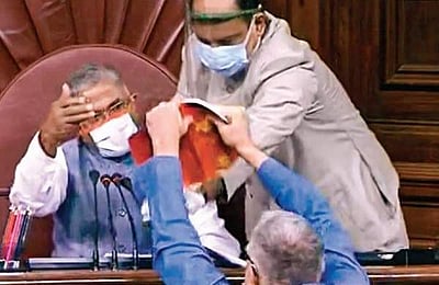 8 எம்.பி.க்கள் கூட்டத்தொடர் முழுவதும் இடைநீக்கம்