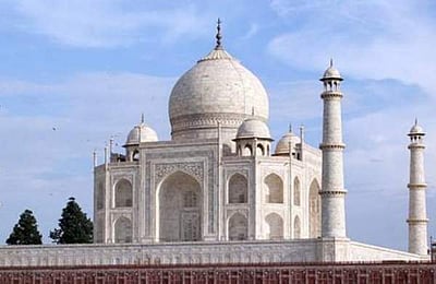 தாஜ்மஹால் மேற்கூரையில் நீர் கசிவு!