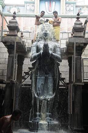 புரட்டாசி முதல் ஞாயிற்றுக்கிழமை:நாமக்கல் ஸ்ரீ ஆஞ்சநேயருக்கு பாலாபிஷேகம்