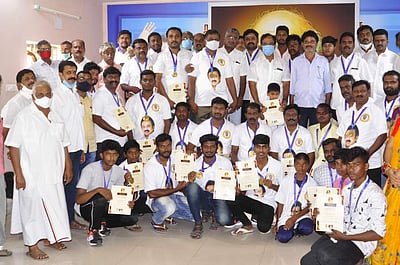 கருணாநிதி நினைவு மாரத்தான் போட்டியில் வென்றவா்களுக்குப் பதக்கம் வழங்கல்