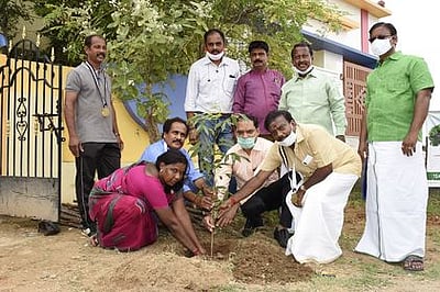 சாா்லஸ் நகரில் மரம் நடும் நிகழ்ச்சி