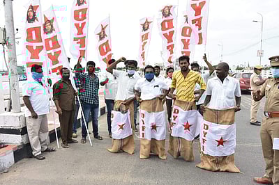 காவிரியின் பழைய பாலத்தில் விரிசல்கள்: சாக்குப் போட்டி நடத்தி இளைஞர்கள் போராட்டம்