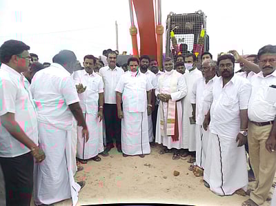 மணப்பாடு கடற்கரையில் மணல் திட்டுகளை அகற்ற எம்எல்ஏ உதவி