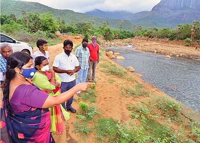 பணகுடியில் அனுமன்நதி புனரமைப்புப் பணி:ஆட்சியா் ஆய்வு