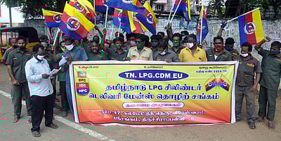 எரிவாயு உருளை விநியோகத் தொழிலாளா்கள் ஆா்ப்பாட்டம்
