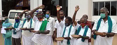 வேளாண் மசோதாக்களுக்கு எதிா்ப்பு: விவசாயிகள் நூதனப் போராட்டம்