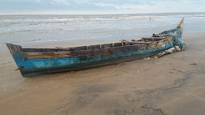 கோடியக்கரையில் கரை ஒதுங்கிய ஆளில்லா தோணி