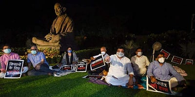 நாடாளுமன்றத்தில் போராடும் எம்.பி.க்களுக்கு தேநீர் கொண்டு வந்த ஹரிவன்ஷ்